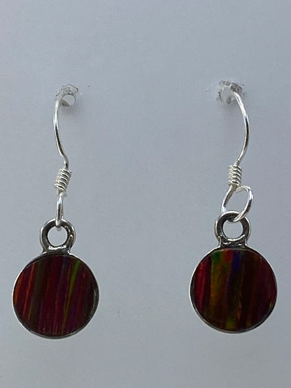 Aretes colgando sobre regla de centímetros, largo 2.5 cm visible