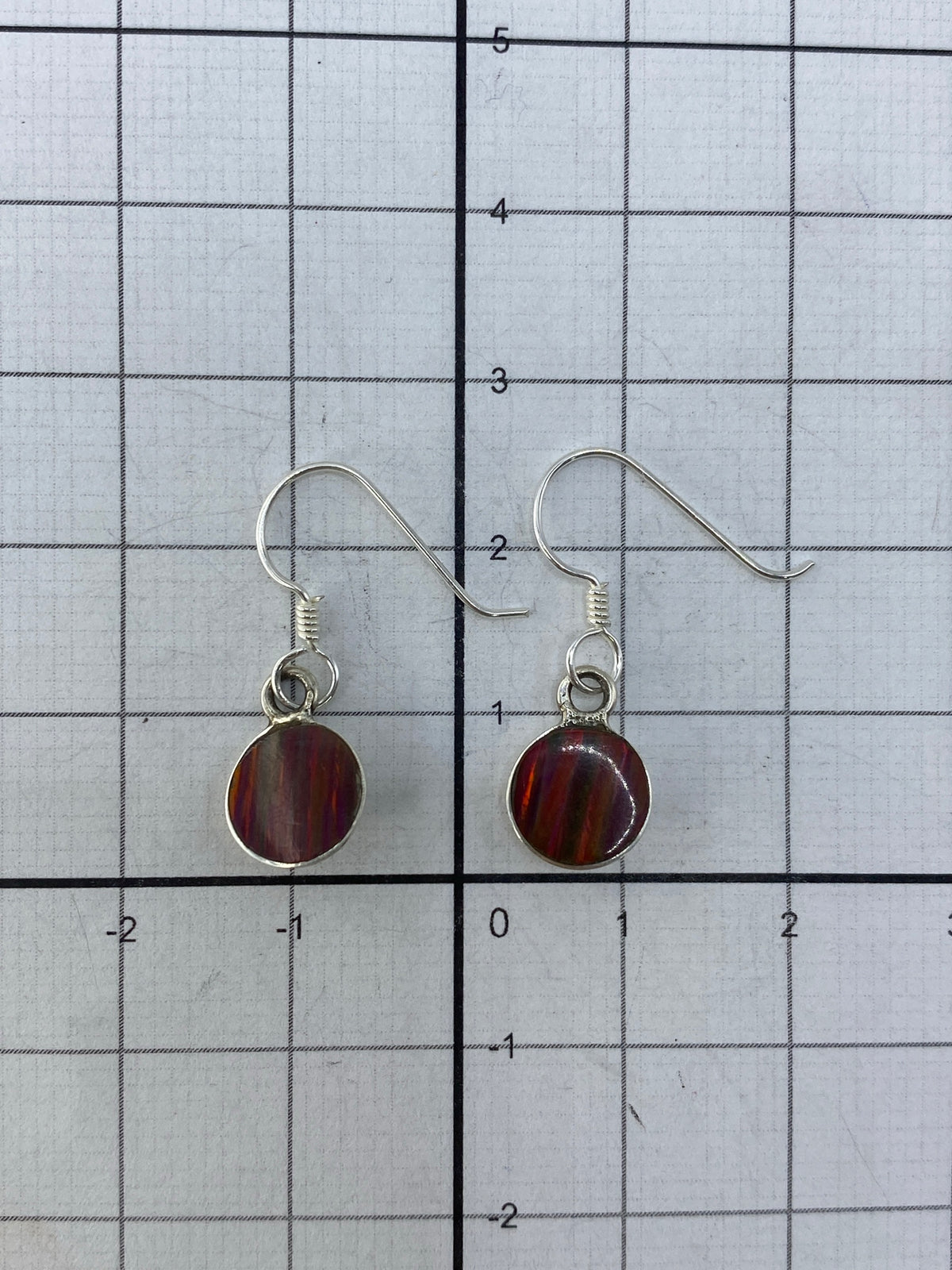 Aretes de ópalo en escala de peso: 1 gramo por par