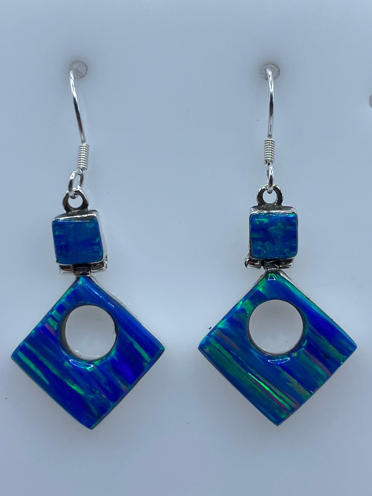 Par de aretes de plata 950 con ópalo de fuego azul engastado, diseño cuadrado moderno