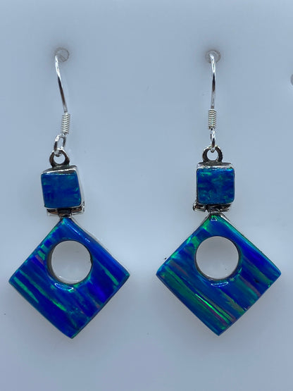 Par de aretes de plata 950 con ópalo de fuego azul engastado, diseño cuadrado moderno
