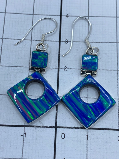 Aretes en la mano mostrando el largo de 3.8 cm y la elegancia del diseño