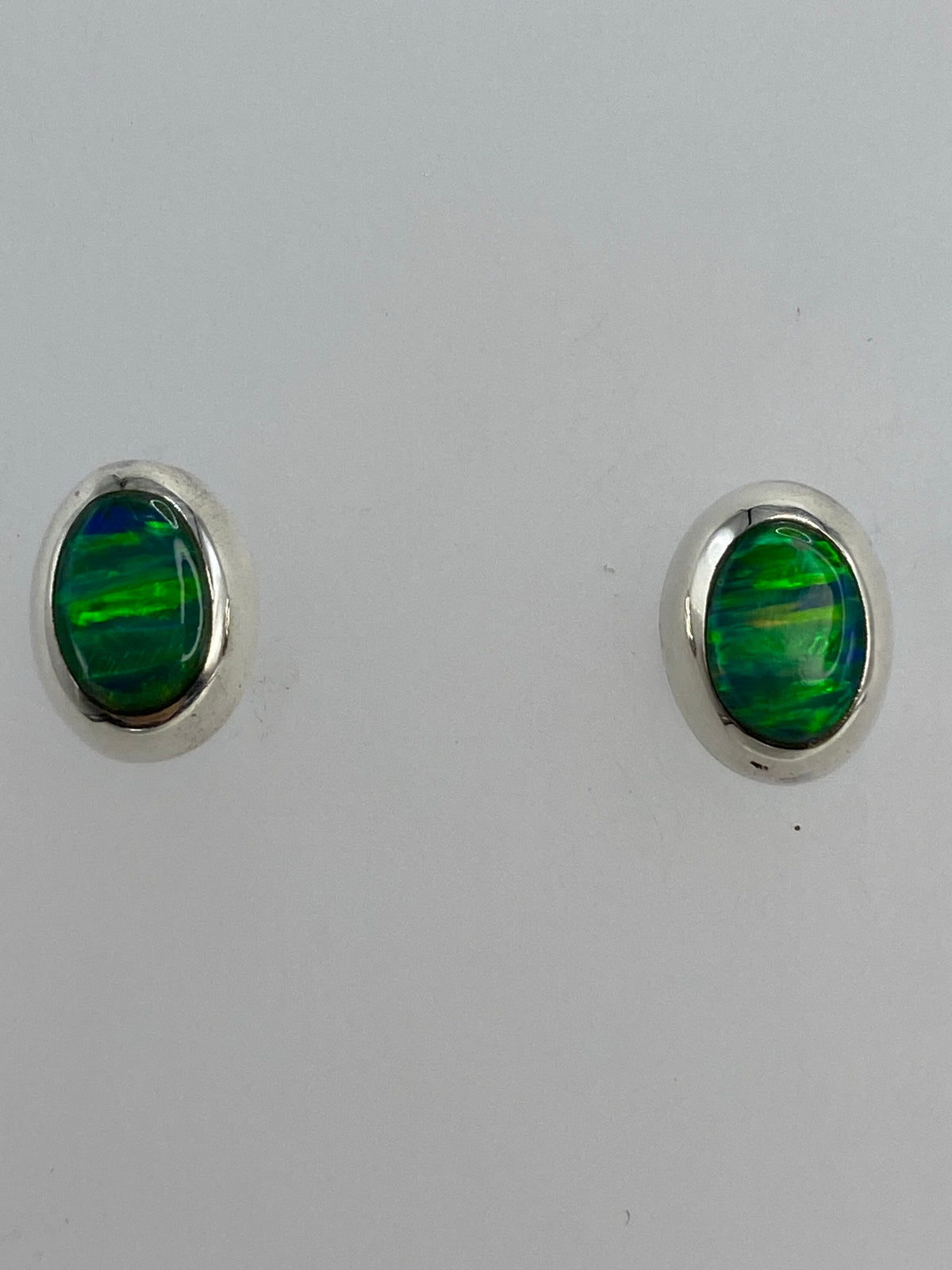 Detalle del engaste a mano y la piedra de ópalo verde en plata pura