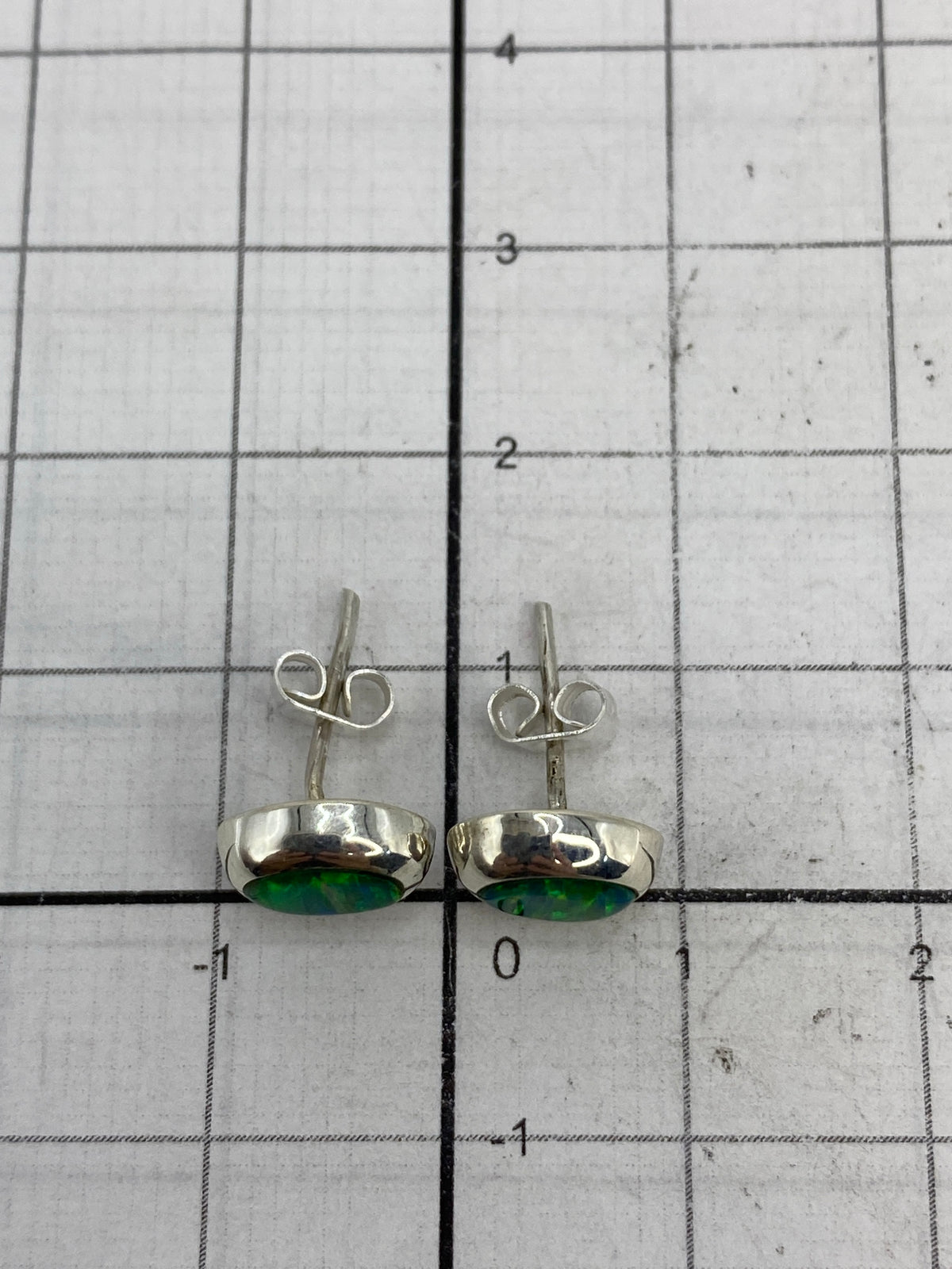 Aretes con Quinto 925 en el reverso, mostrando autenticidad