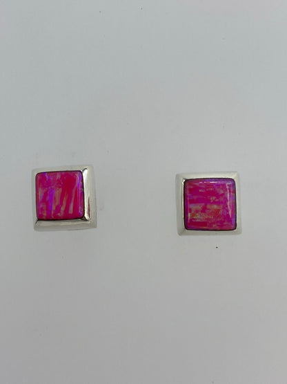 Par de aretes de plata con ópalo de fuego rosa en forma cuadrada, vista frontal