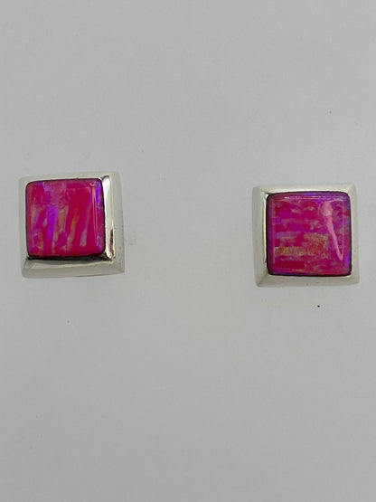 Aretes de plata con ópalo rosa sobre fondo blanco, con cierre de poste y mariposa