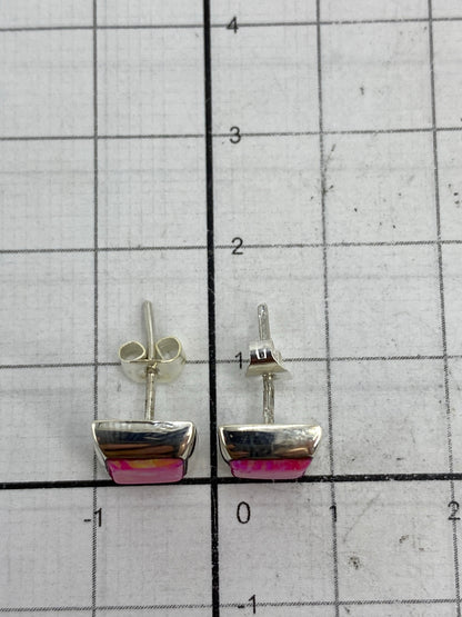 Aretes colocados junto a escala de centímetros, mostrando tamaño 1.4 cm