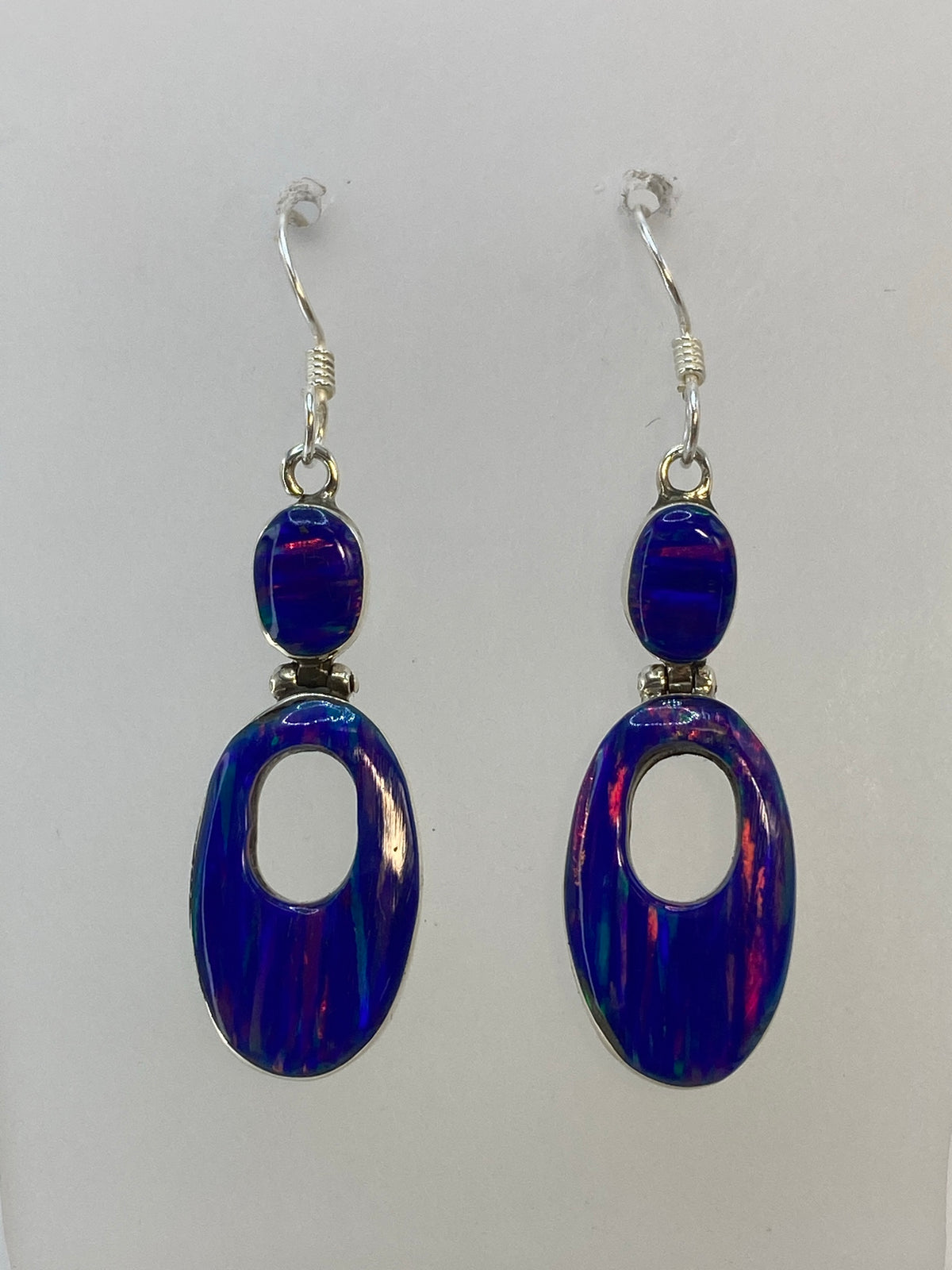 Detalle del ópalo de fuego multicolor engastado a mano en plata
