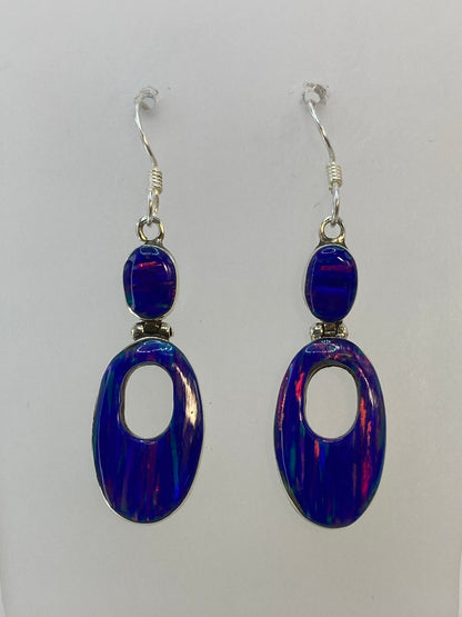 Detalle del ópalo de fuego multicolor engastado a mano en plata