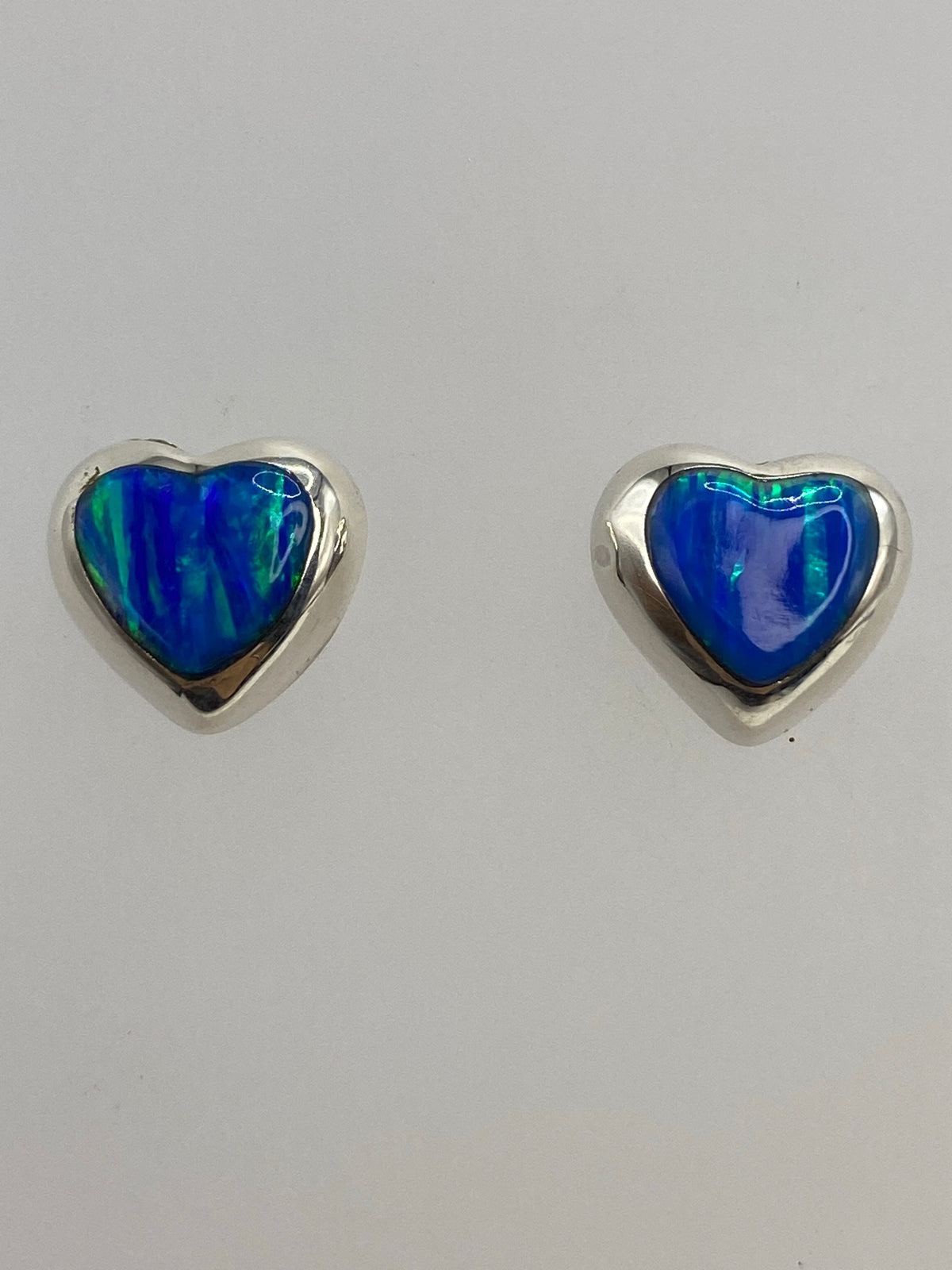 Aretes sobre regla mostrando su tamaño miniatura de 1.4 cm