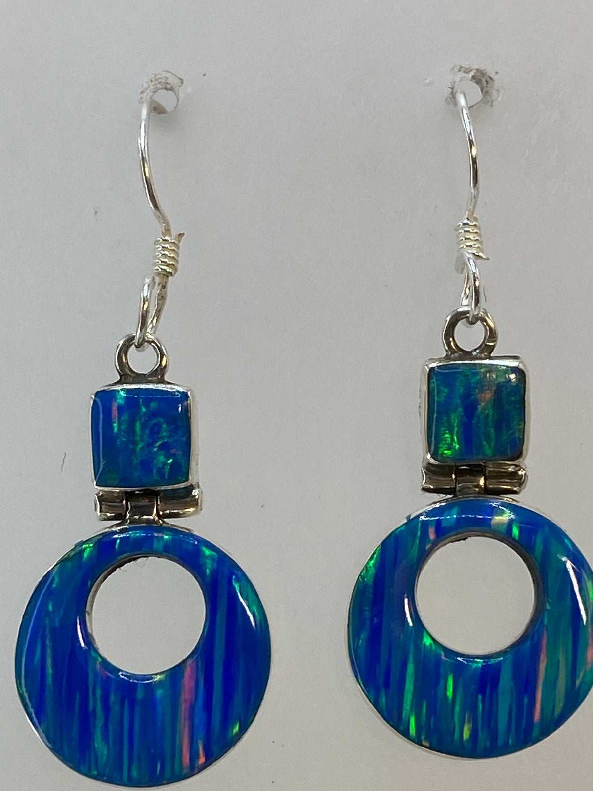 Aretes colocados lado a lado mostrando la uniformidad del par y el sello de Quinto