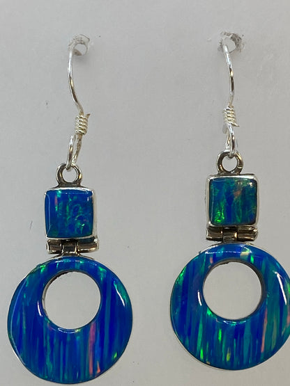 Aretes colocados lado a lado mostrando la uniformidad del par y el sello de Quinto