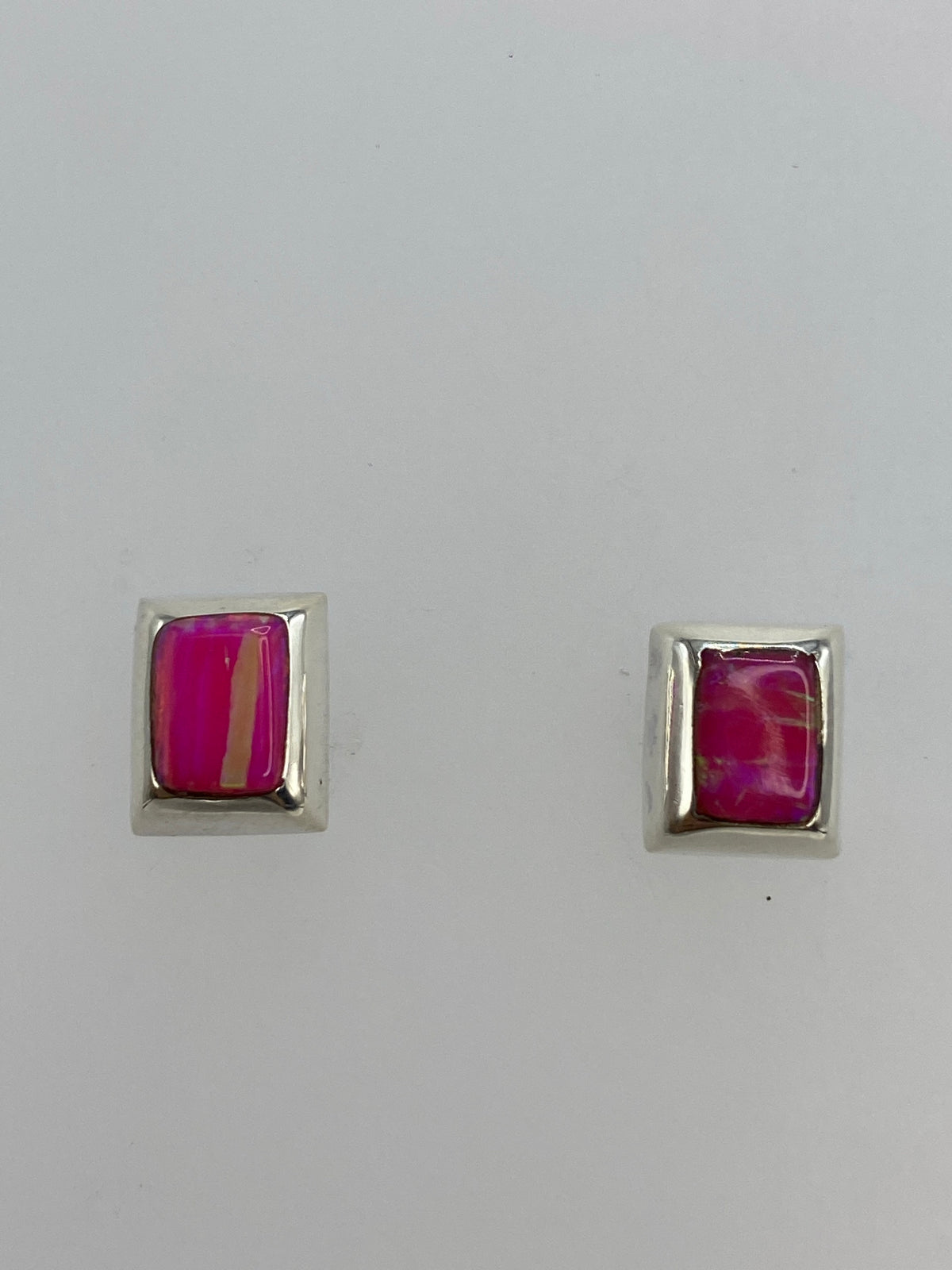 Par de aretes de plata 950 con ópalo de fuego rosa, engastados a mano en Taxco
