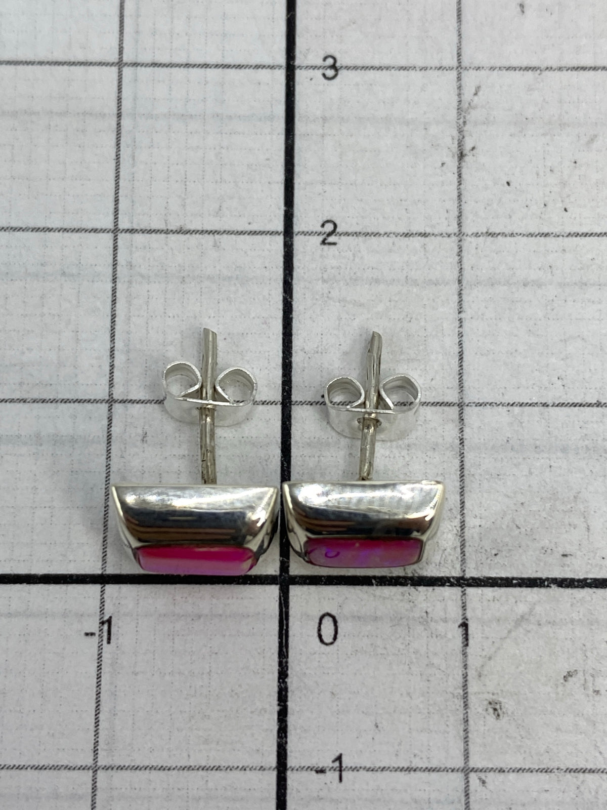 Aretes en la mano mostrando la delicadeza de su tamaño, 1.4 cm de largo