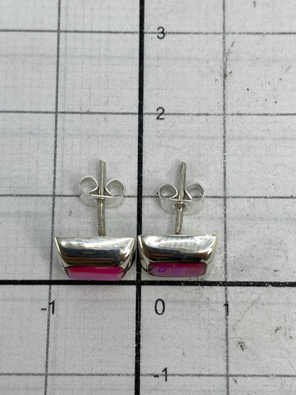 Aretes en la mano mostrando la delicadeza de su tamaño, 1.4 cm de largo