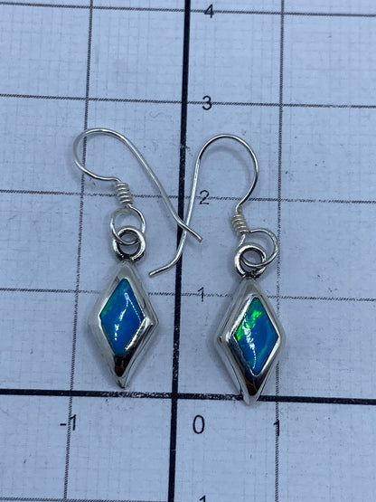 Aretes en estuche azul de Arte Taxco mostrando el brillo azul cielo del ópalo