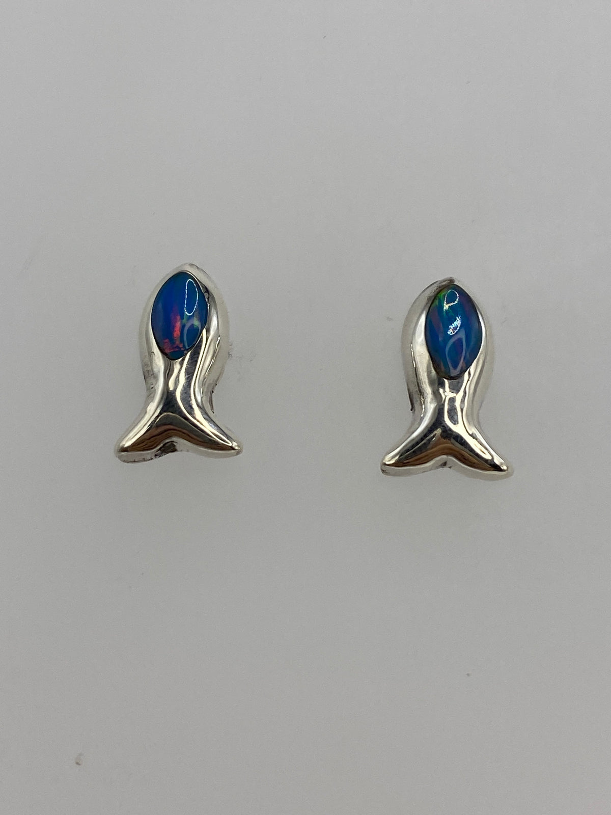 Detalle del engaste de ópalo de fuego azul en plata 925