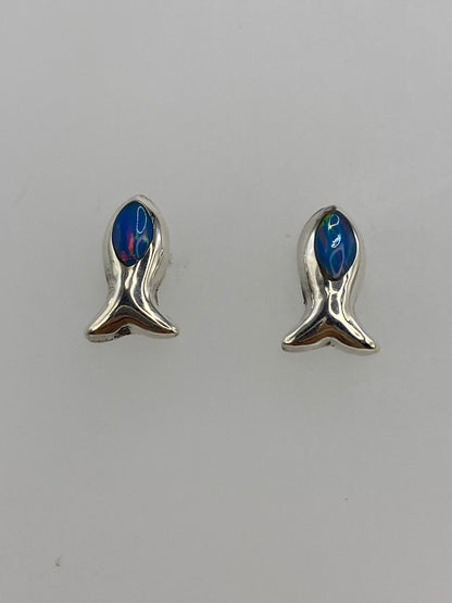 Detalle del engaste de ópalo de fuego azul en plata 925