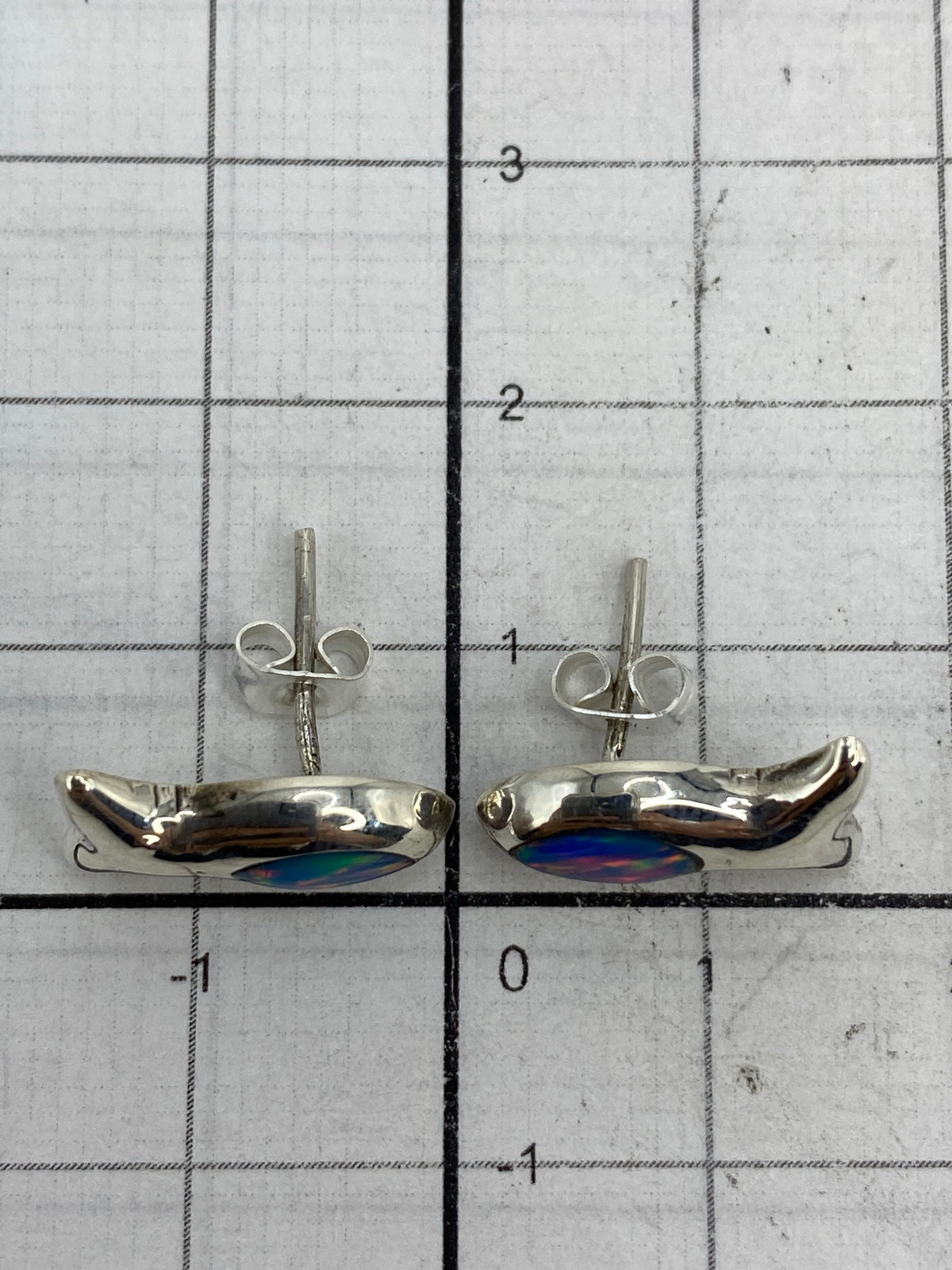 Aretes sobre escala mostrando el peso de 1.2 g el par