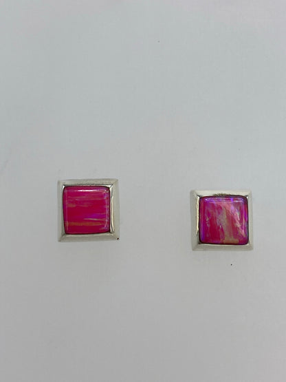 Par de aretes de plata con opalo de fuego rosa, vistos de frente