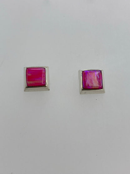 Detalle de los aretes mostrando el engaste a mano del opalo rosa