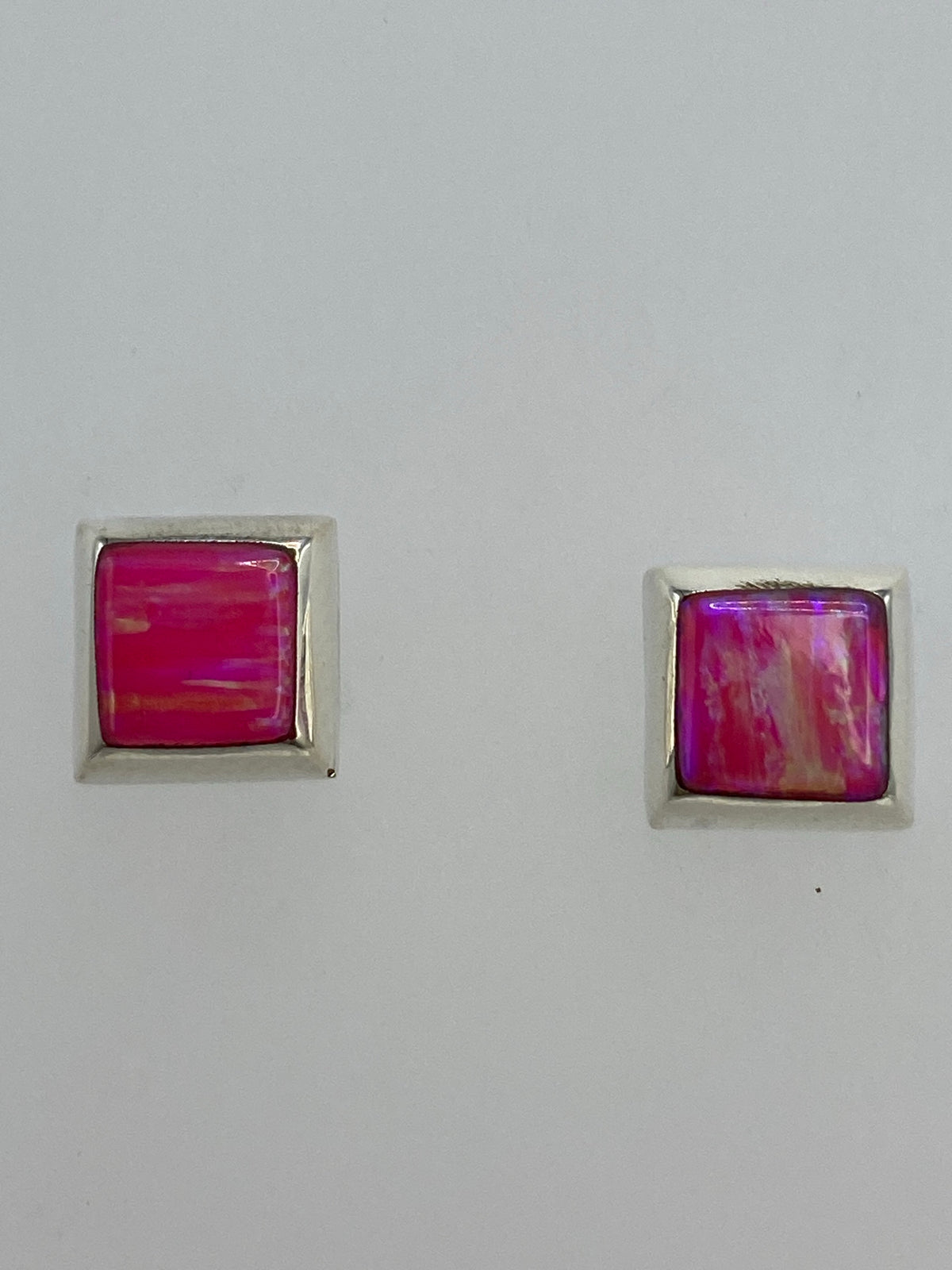 Aretes sobre regla mostrando el largo de 1.4 cm