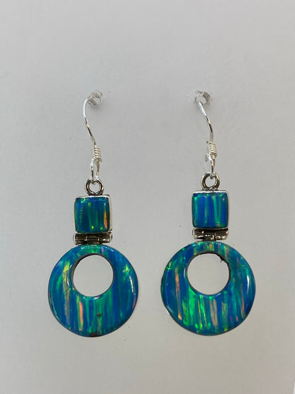 Aretes de plata 950 con ópalo de fuego multicolor, par completo visto de frente