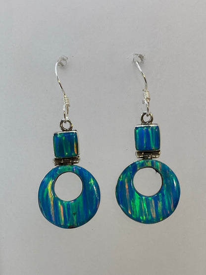 Detalle del ópalo de fuego engastado en plata, mostrando los tonos azul verdoso y amarillo