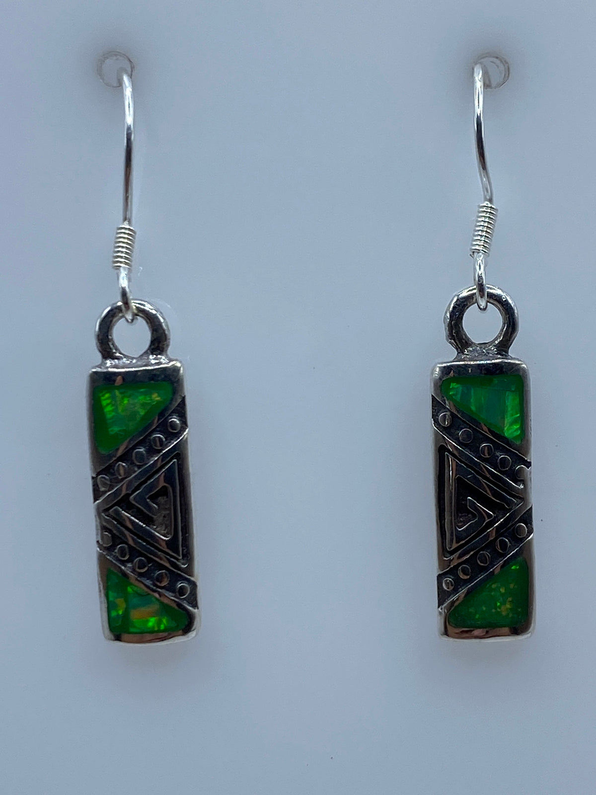 Par de aretes de plata 950 con ópalo de fuego verde brillante, diseño geométrico prehispánico