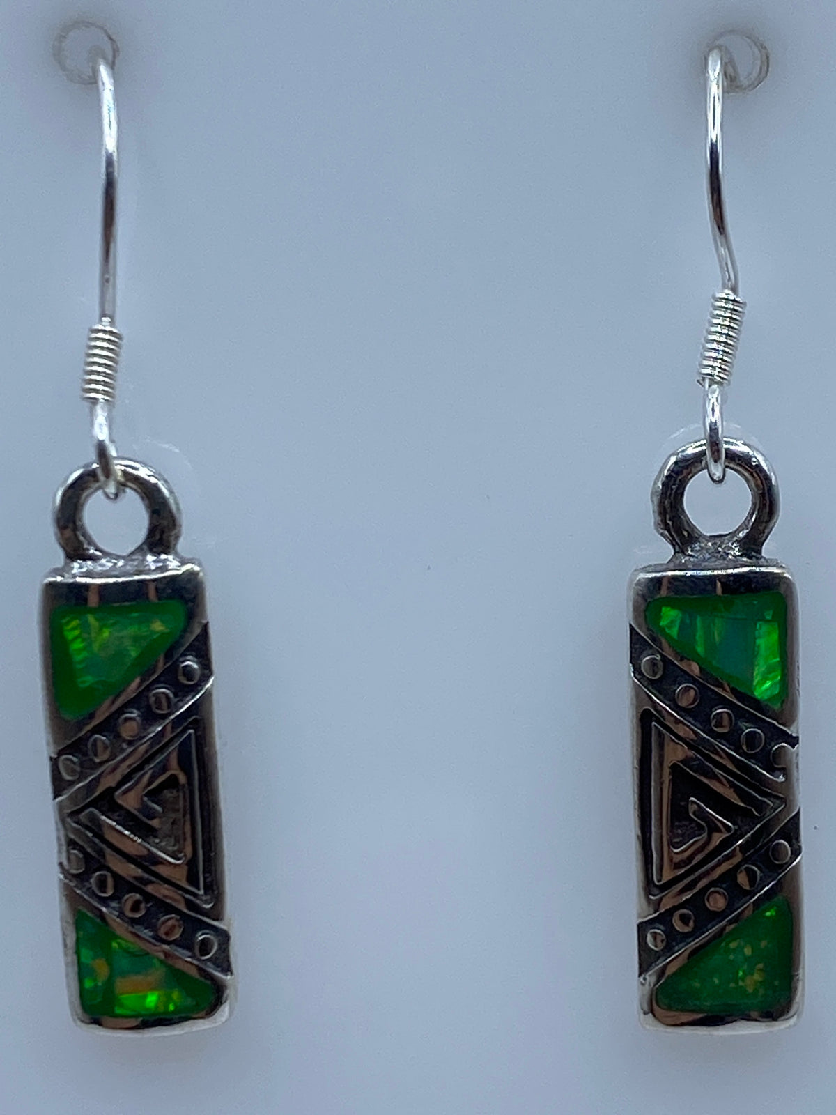 Aretes sobre escala mostrando largo de 3.3 cm y peso de 2.8 gramos