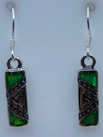 Aretes sobre escala mostrando largo de 3.3 cm y peso de 2.8 gramos