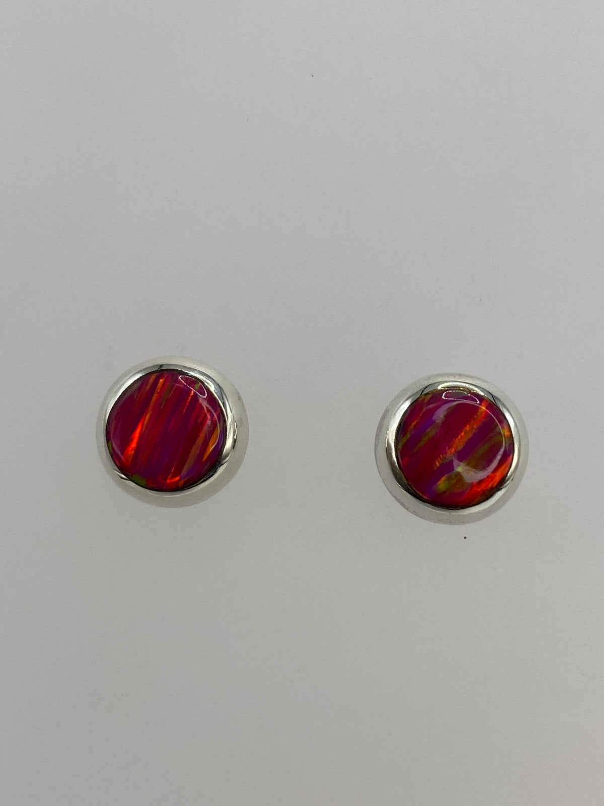 Par de aretes de plata 925 con ópalo de fuego rosa, detalles en vista frontal