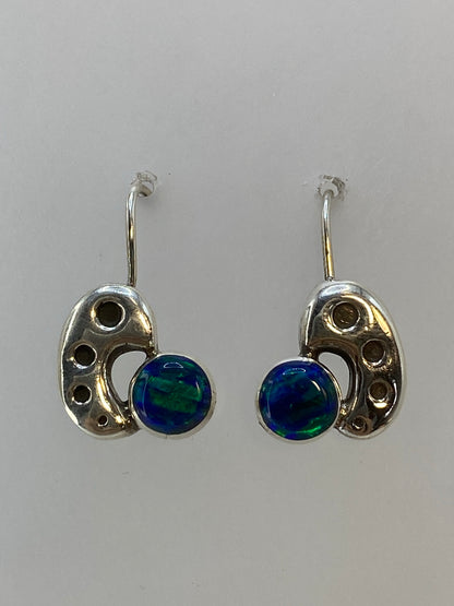 Par de aretes de plata 950 con ópalo de fuego verde en marco calado de Taxco