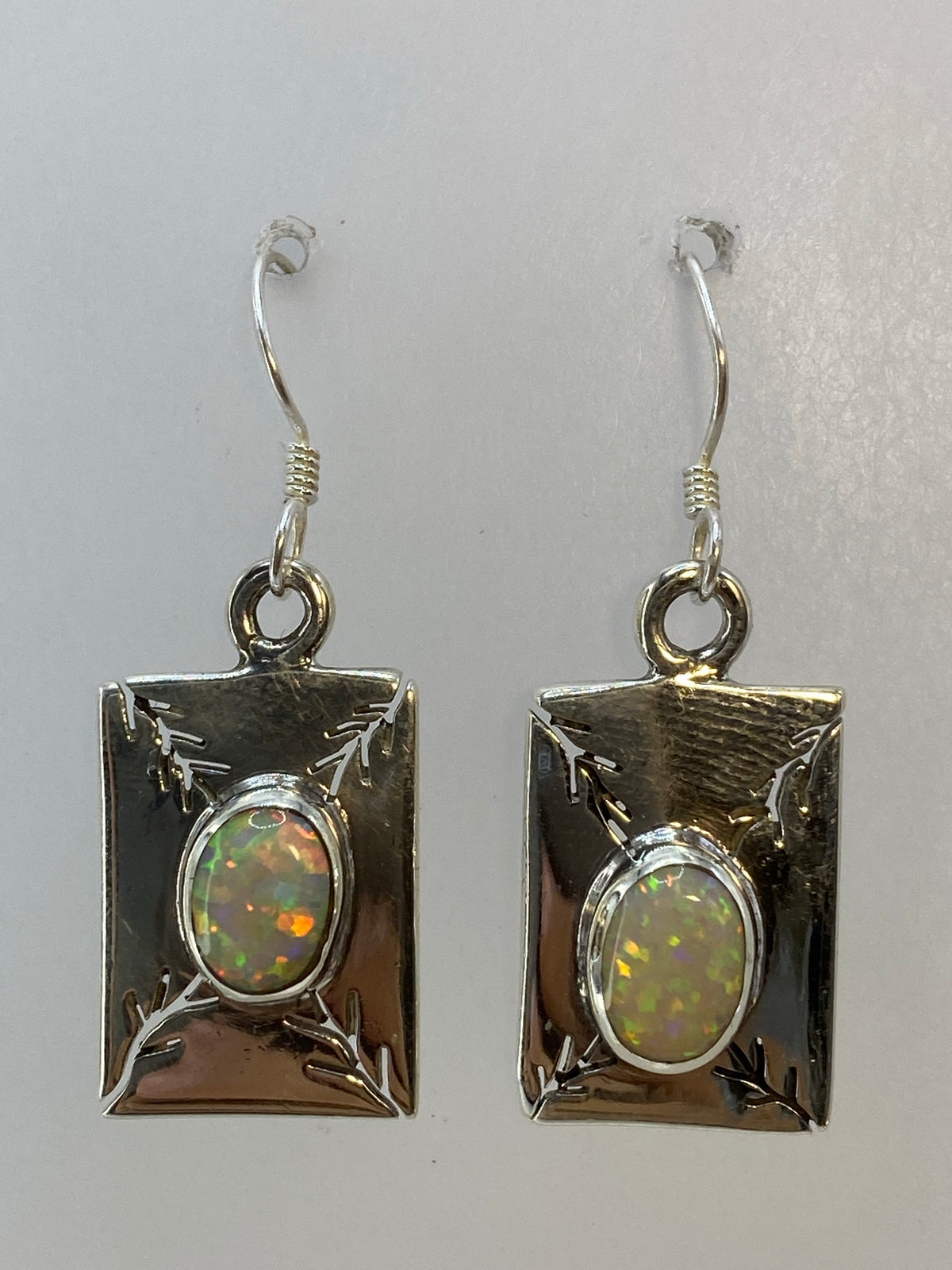Par de aretes de plata 950 con ópalo de fuego multicolor en marco rectangular