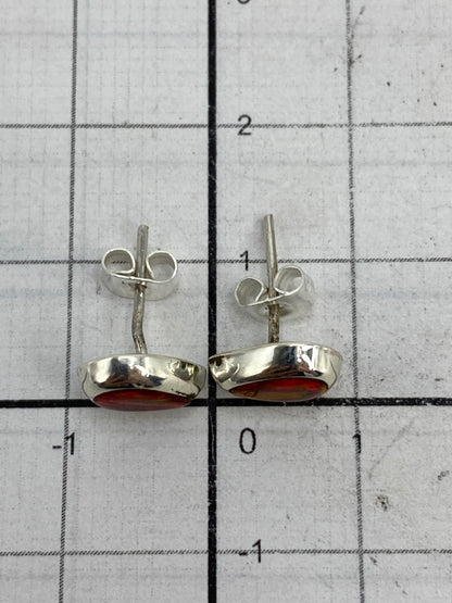Reverso de los aretes en poste plateado, marcando la autenticidad 925