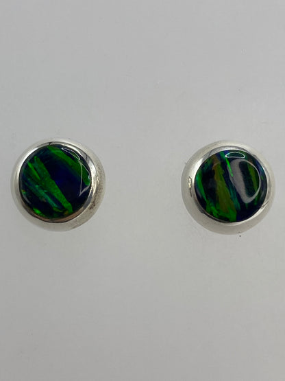 Aretes en la mano mostrando el tamaño compacto y el color verde profundo