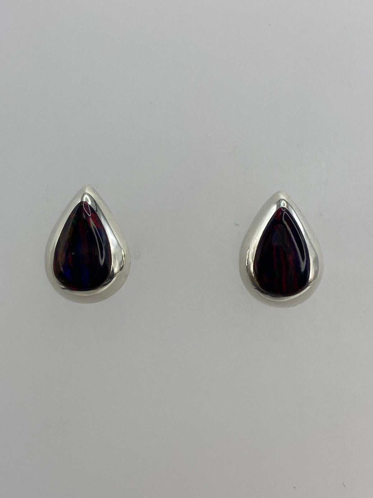 Par de aretes de plata con opalo de fuego negro en forma de gota