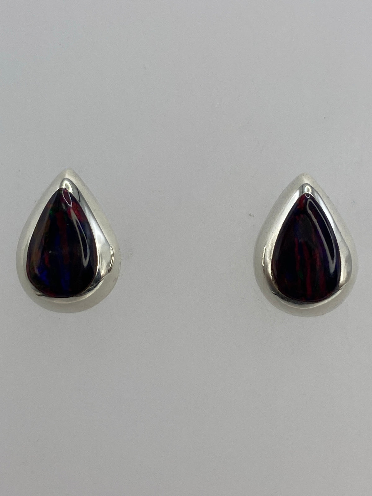 Aretes de opalo fuego con juego de luz rojo anaranjado