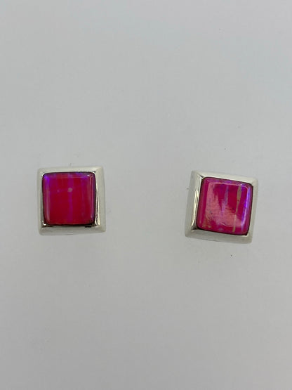 Aretes cuadrados de plata con ópalo de fuego rosa engastado, vistos de frente