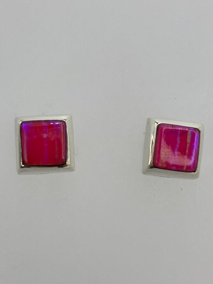 Aretes de ópalo de fuego rosa sobre fondo blanco, mostrando el Quinto 925