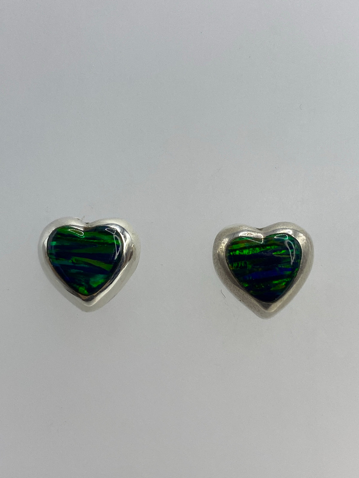 Par de aretes de plata 925 con ópalo de fuego verde, engastados a mano en Taxco, 1.4 cm de largo