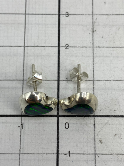 Aretes sobre fondo neutro mostrando el Quinto 925 en la plata