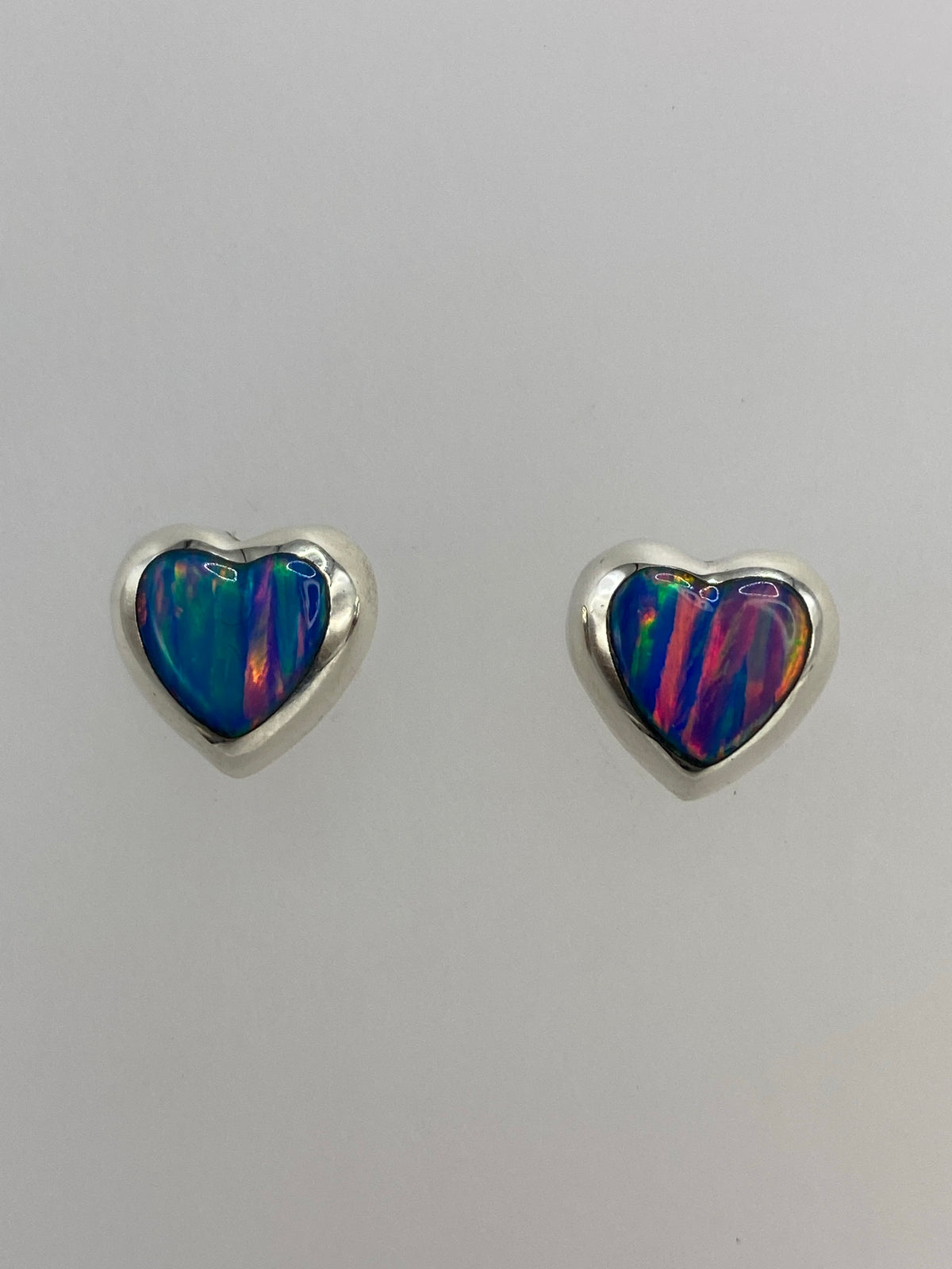 Par de aretes de plata 925 con ópalo de fuego multicolor sobre fondo blanco