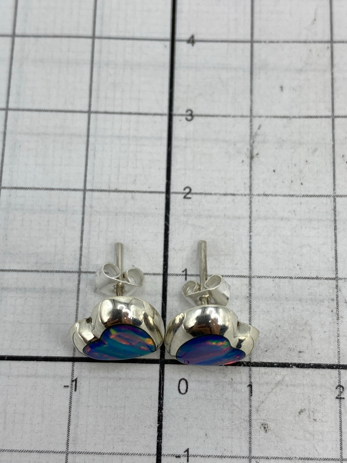 Reverso de los aretes mostrando el Quinto 925 grabado en la plata