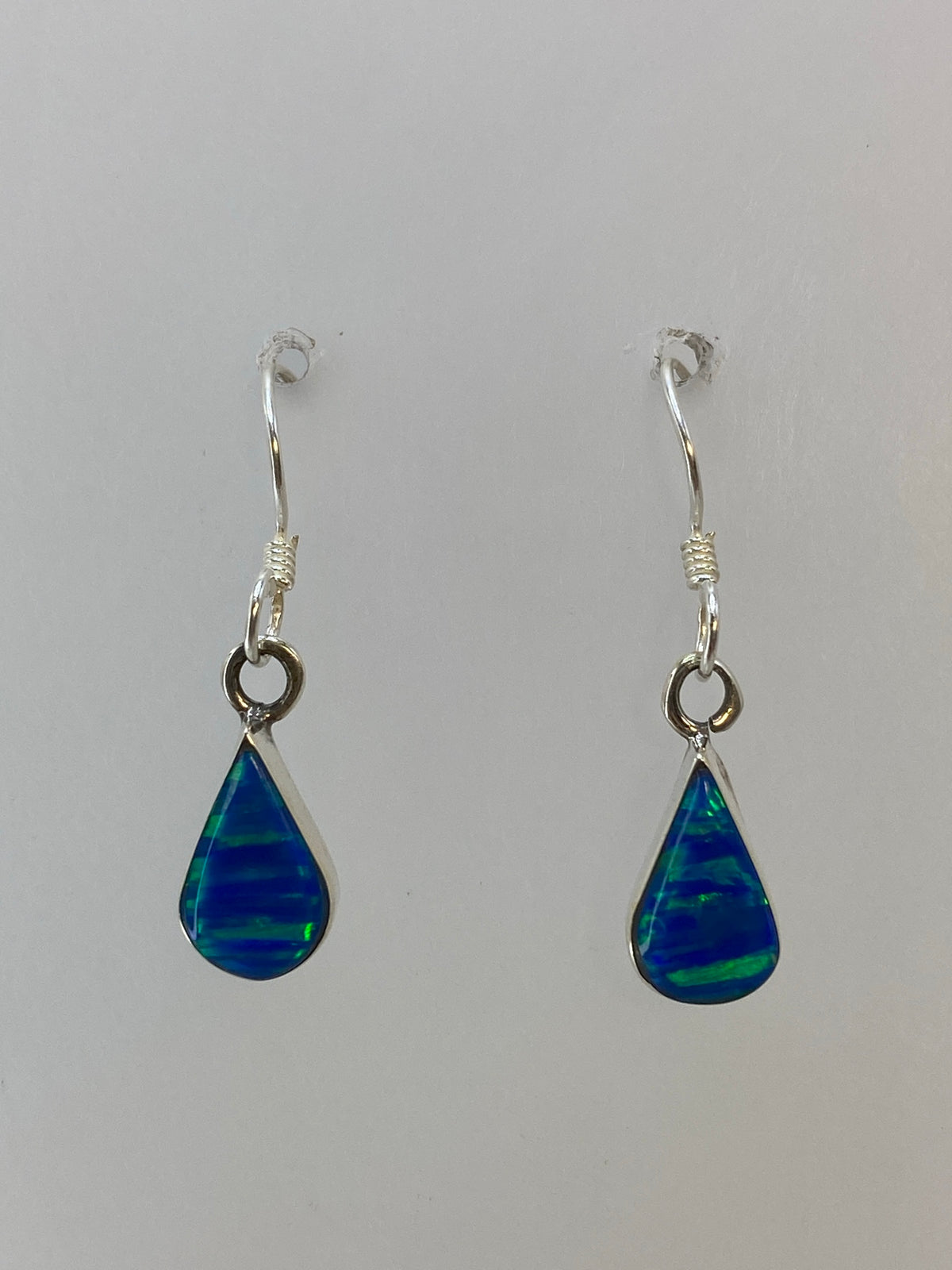 Aretes de plata 950 con ópalo de fuego verde limón, par completo sobre fondo blanco