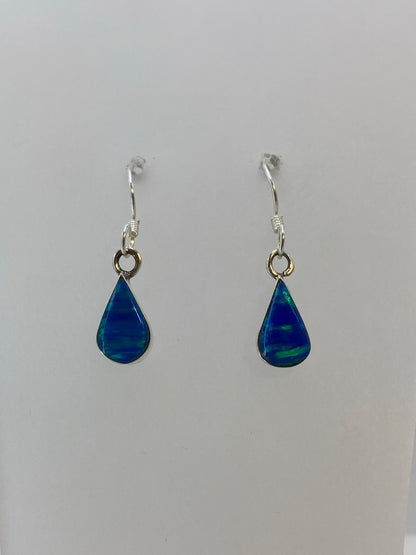 Detalle del ópalo de fuego con brillo verde limón en uno de los aretes