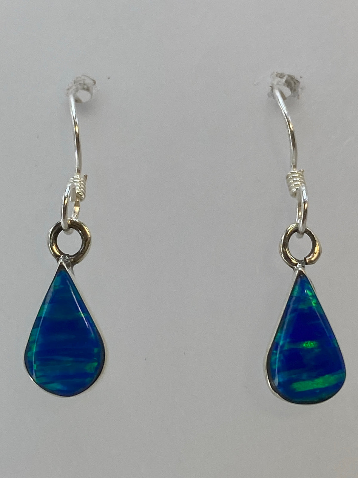 Aretes colgando en gancho de plata, mostrando el largo de 2.5 cm