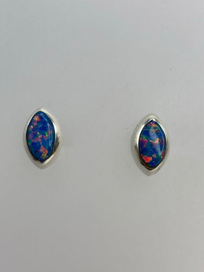 Par de aretes de plata con Ópalo de Fuego multicolor sobre fondo blanco