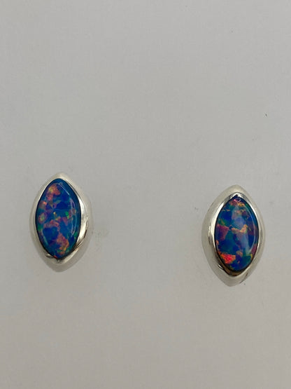 Aretes mostrados con regla de centímetros para escala de tamaño