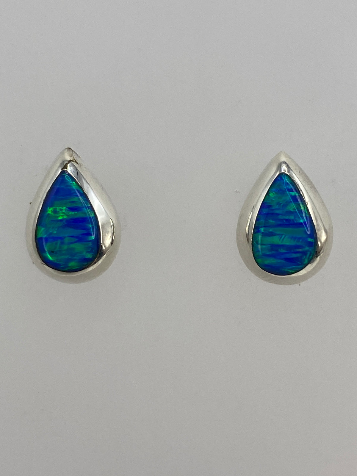 Aretes sobre regla mostrando largo de 1.3 cm