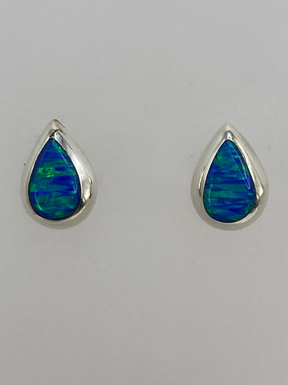 Aretes sobre regla mostrando largo de 1.3 cm